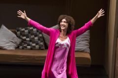 Teatro Comunale di Ferrara PROSA 2013/14 LA SCENA con Angela Finocchiaro, Maria Amelia Monti e Stefano Annoni
regia Cristina Comencini
scene Paola Comencini
costumi Cristiana Ricceri
disegno luci Sergio Rossi prodotto da Compagnia Enfi Teatro
produzione di Michele Gentile 17/20 ottore 2013